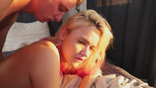 Утренний анальный секс и кремпай в киску с молодой красоткой Novella Night