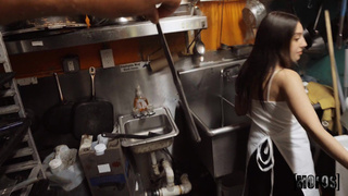 На кухне озабоченные повара толпой выебали молодую посудомойщицу и залили лицо спермой