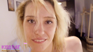 Русская шалава ублажает ртом член своего клиента