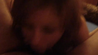 Девчонка берет член глубоко в рот