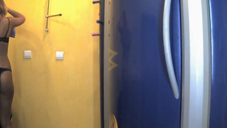 Милашка красуется голой перед зеркалом в солярии